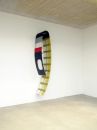 Χωρίς τίτλο (από τη σειρά Air saddles #8), 2011, αυθεντικό κομμάτι αεροπλάνου (πλαίσιο παραθύρου), αλουμίνιο και πλαστικό, 240 x 60 x 58 εκ., Παραχώρηση του καλλιτέχνη και των Qbox Gallery, Αθήνα και Sprueth Magers, Βερολίνο - Λονδίνο 